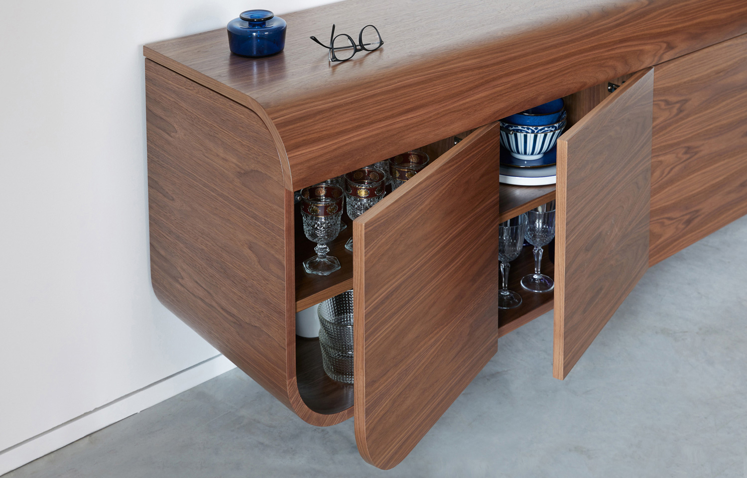 houten dressoir met push-to-open deurtjes
