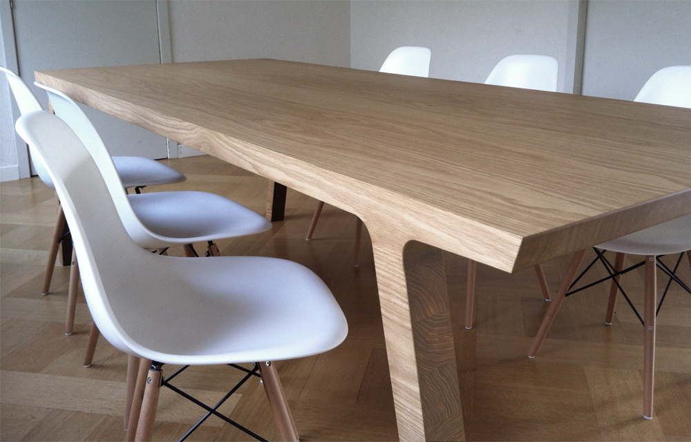 Moderne houten eettafel met Eames stoelen