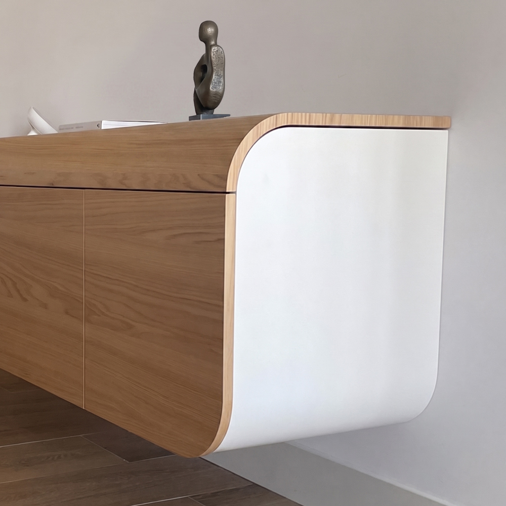 RKNL design dressoir in eiken fineer – hangend houten dressoir op maat, zijdemat afwerking, gemaakt in Nederland
