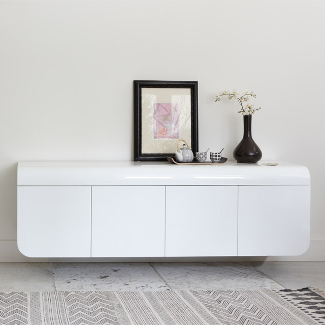 RKNL design dressoir hoogglans wit in woonkamer – zwevend dressoir 180cm breed, tijdloos Amsterdams design