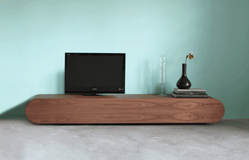 Noten TV meubel Pure met TV en betonnen vloer