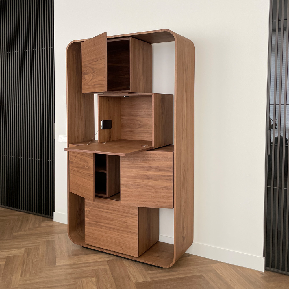 RKNL Qube wandmeubel noten open – boxen met kleppen, deurtjes en lade naar wens ingedeeld, matte lak afwerking