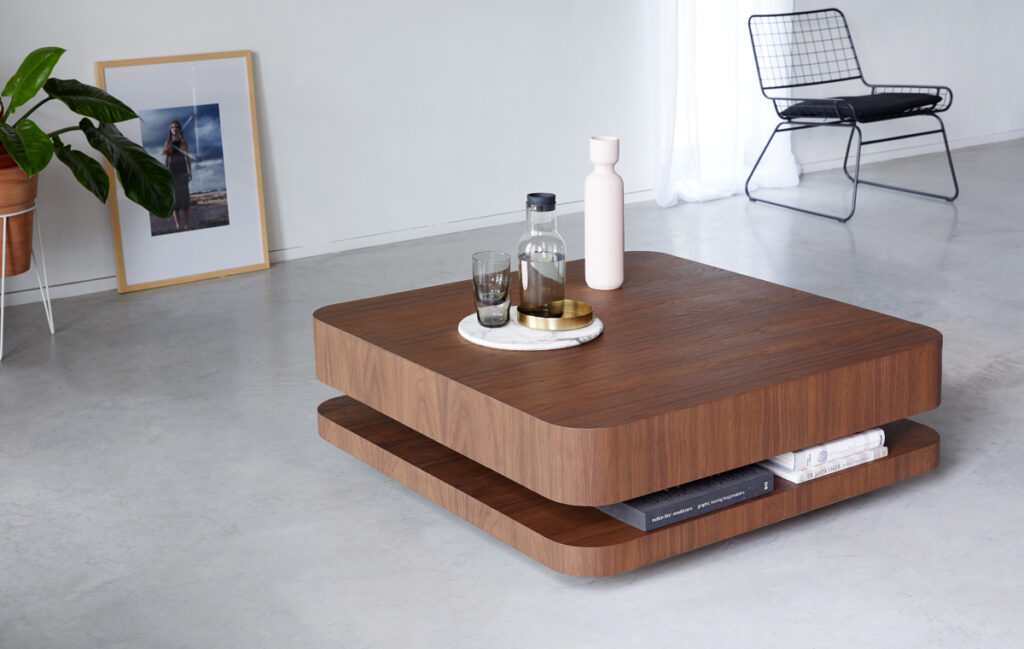 minimalistische design salontafel in notenhout van RKNL, handgemaakt in Nederland, zwevend ontwerp met opbergruimte tussen twee schijven