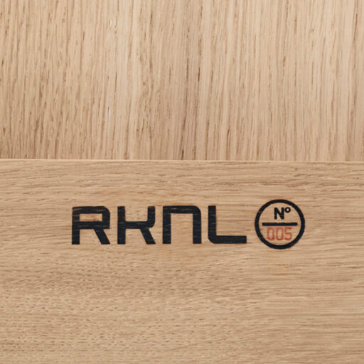 Het logo van RKNL op eiken tafel One