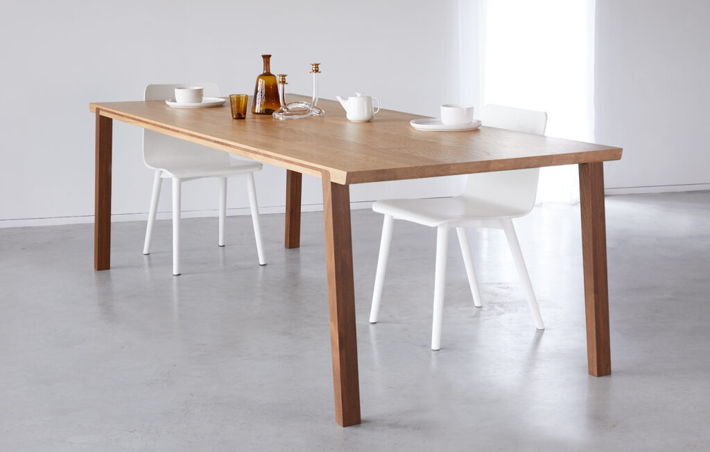 RKNL Dual design eettafel eiken in woonkamer opstelling – handgemaakte Nederlandse eettafel op maat