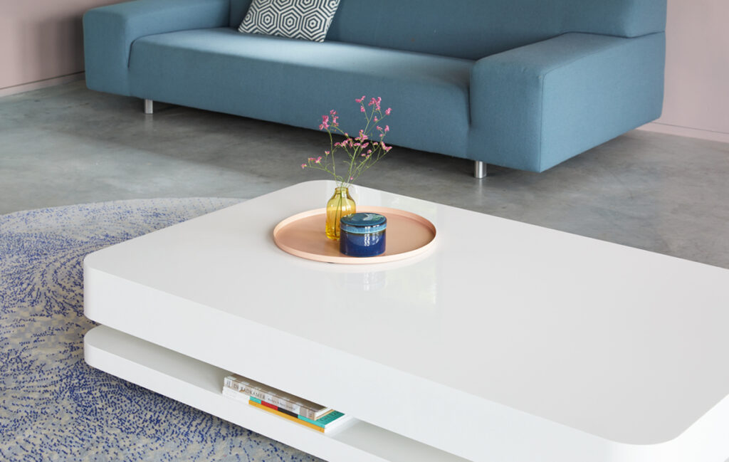 RKNL design salontafel wit hoogglans in woonkamer – luxe minimalistische salontafel handgemaakt in Nederland