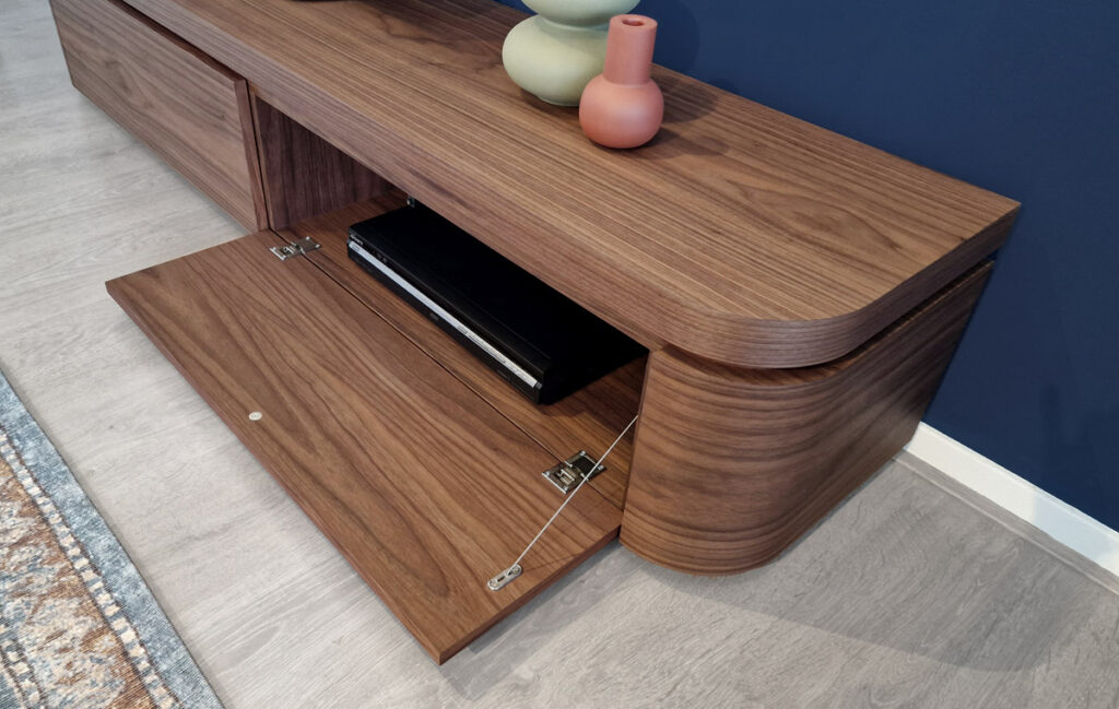 RKNL Deco TV-kast open klep frontaanzicht – kabeldoorvoer 20x5cm in achterwand, binnenindeling zichtbaar, noten matte lak