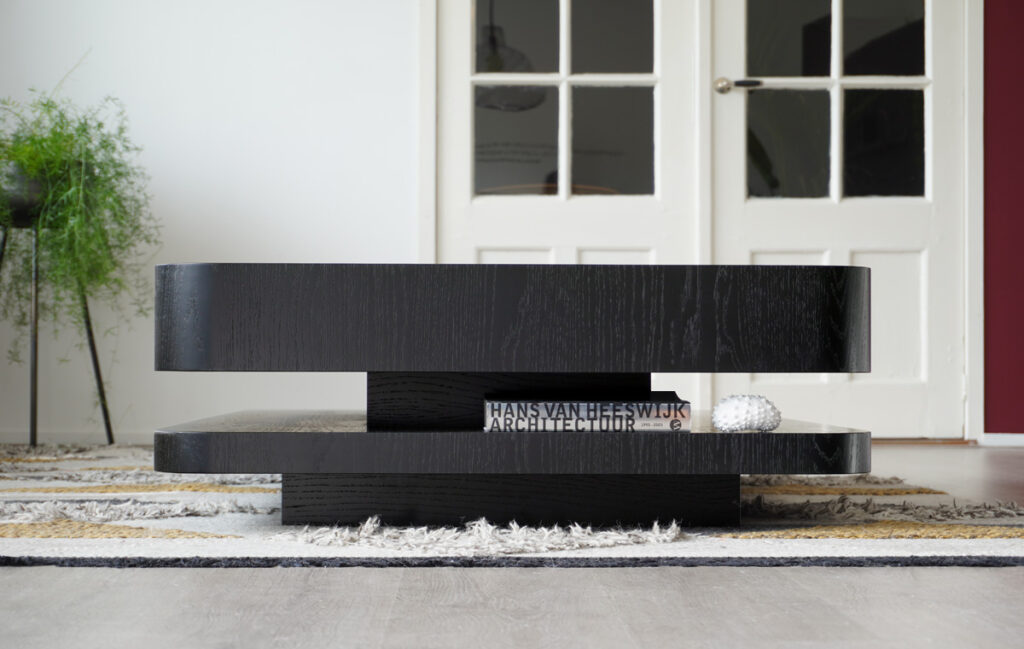 RKNL20 zwarte design salontafel – zwevend minimalistisch ontwerp in zwart gebeitst eikenhout, handgemaakt in Nederland door RKNL