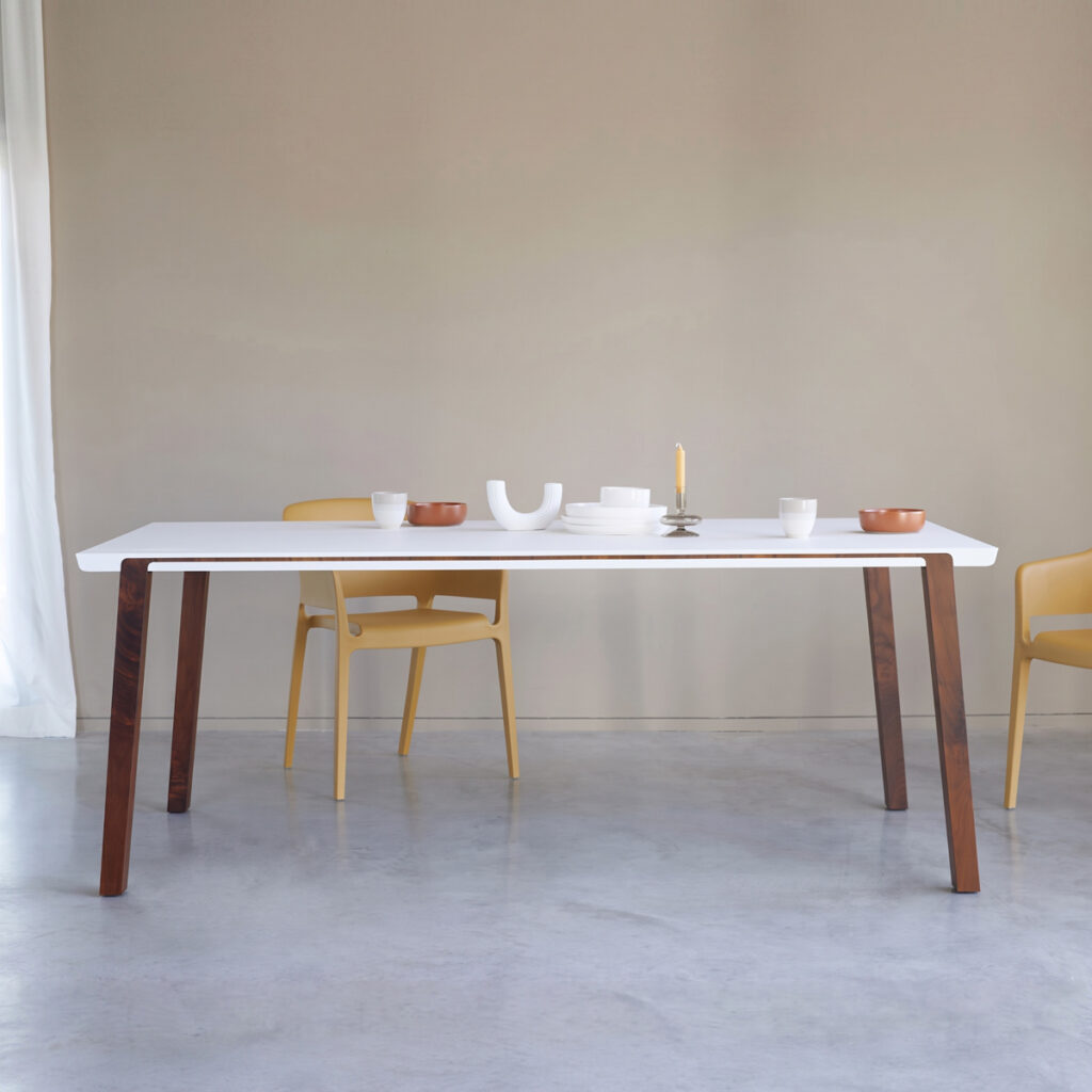 RKNL Dual eettafel in wit Fenix blad met massief noten poten – moderne design eettafel twee kleuren
