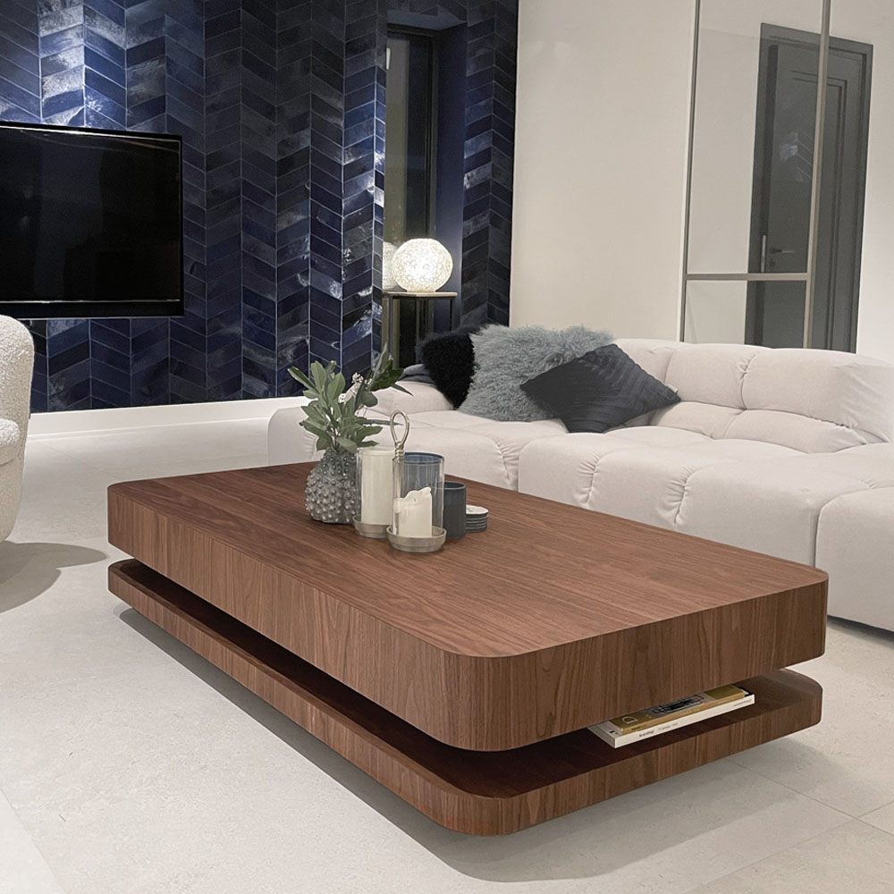 Houten salontafel in wit interieur