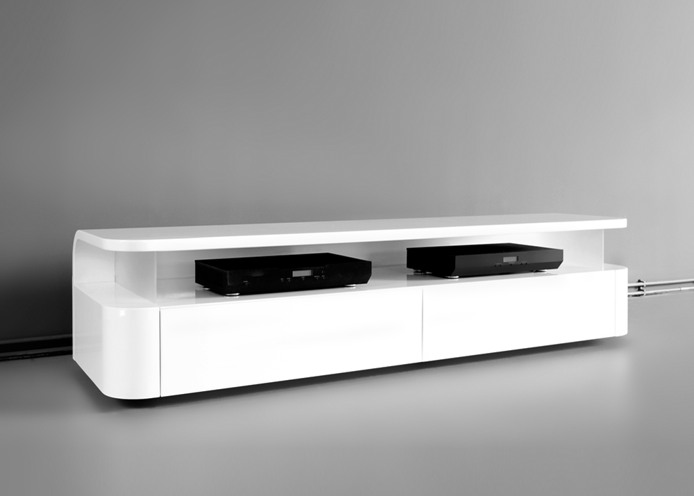 Wit audiomeubel Curve in hoogglans, met hifi-apparatuur in het open vak