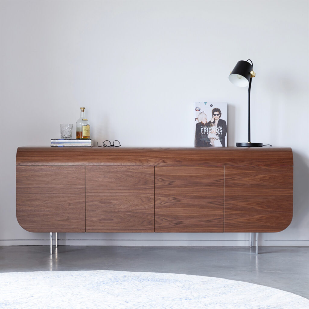 Buffet en noyer sur pieds, avec lampe et magazines