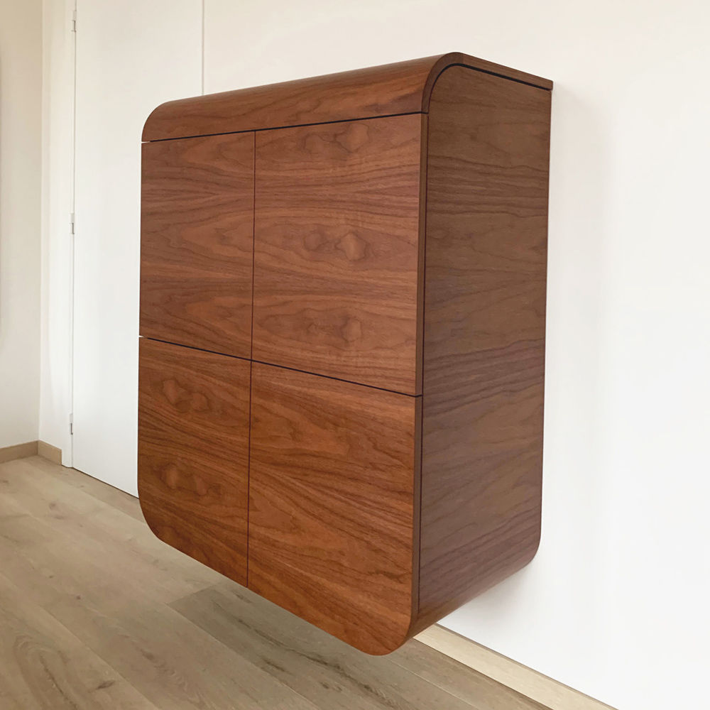 Version sur mesure du buffet en noyer, réalisée en hauteur