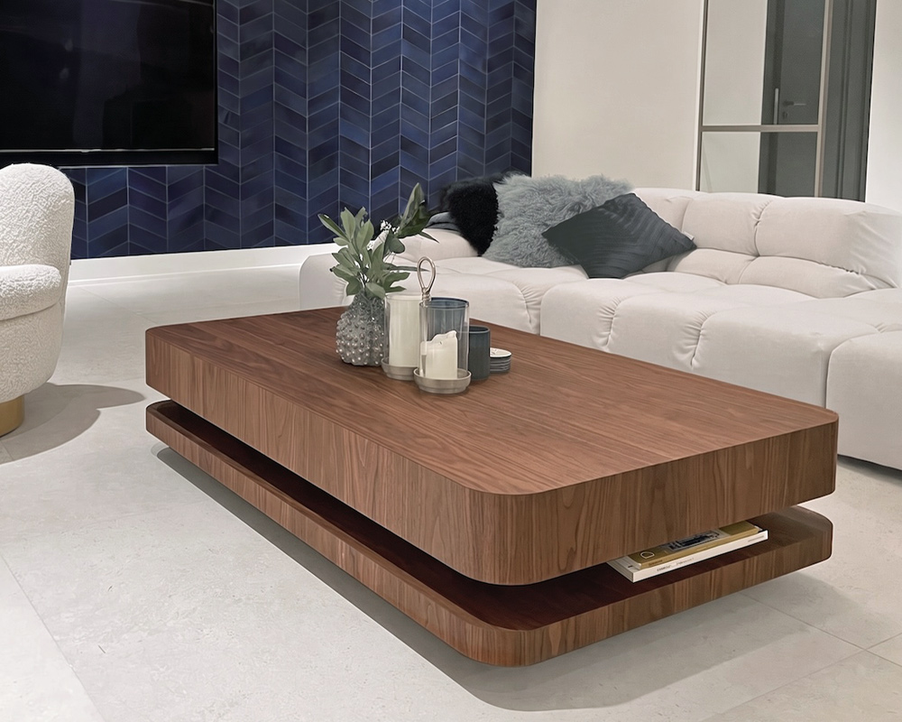 Houten salontafel in noten van RKNL in modern wit interieur - design salontafel in lichte Scandinavische woonkamer