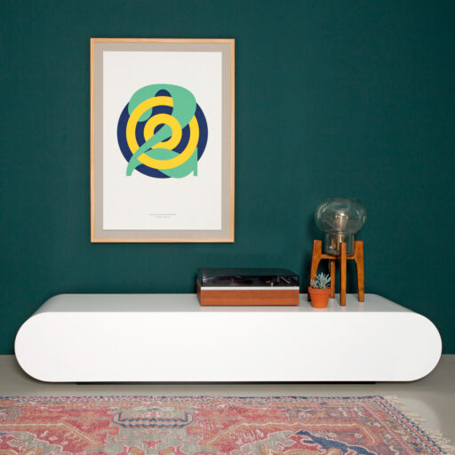 Meuble TV Pure blanc contre un mur vert foncé, avec platine vinyle