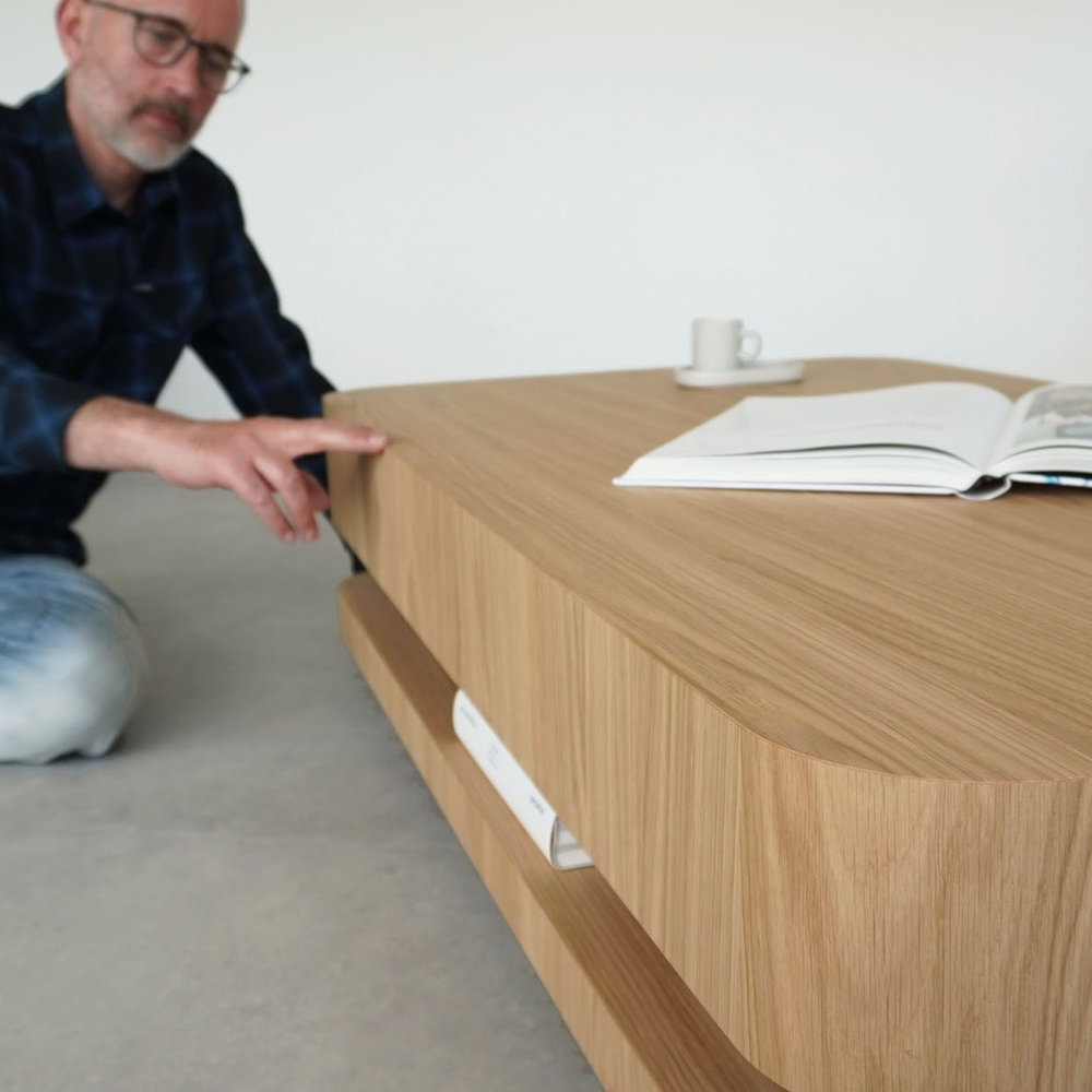 Ronald Knol avec table basse en chêne