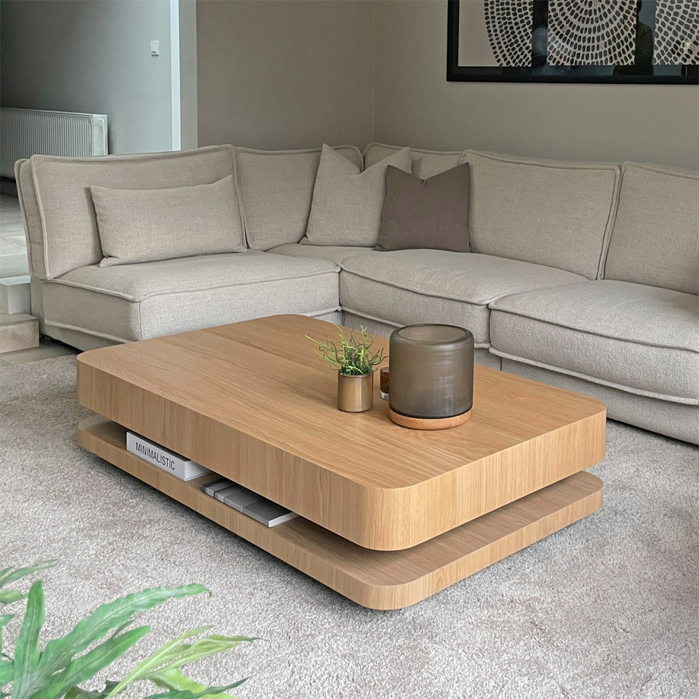 Table basse de salon en bois de chêne avec canapé beige
