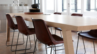 Moderne eiken houten tafel met leren stoelen