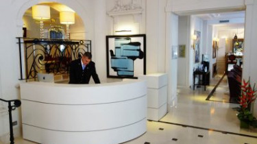 concierge desk Paris