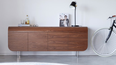 modern dressoir in noten hout met zwarte bijzettafel