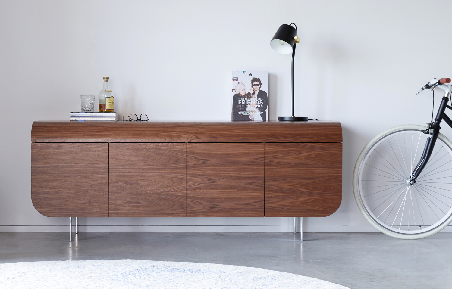 vangst transactie Duplicaat Modern dressoir in klassiek notenhout - uniek ontwerp door RKNL