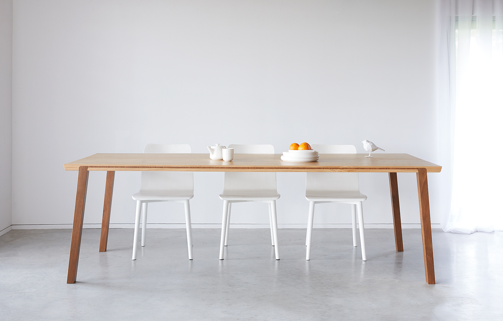 Herrie Vertrek naar Federaal Design tafel met massief houten poten - Design by RKNL