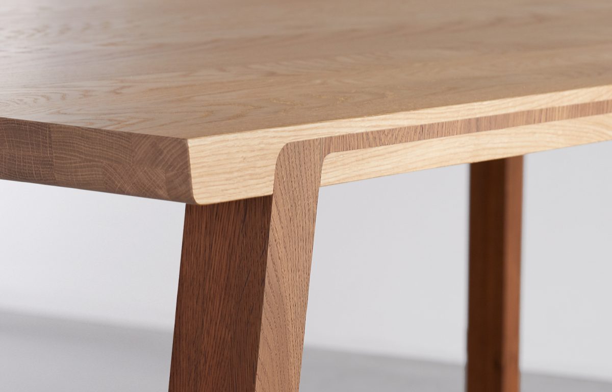 tafel met massief houten poten - Design by