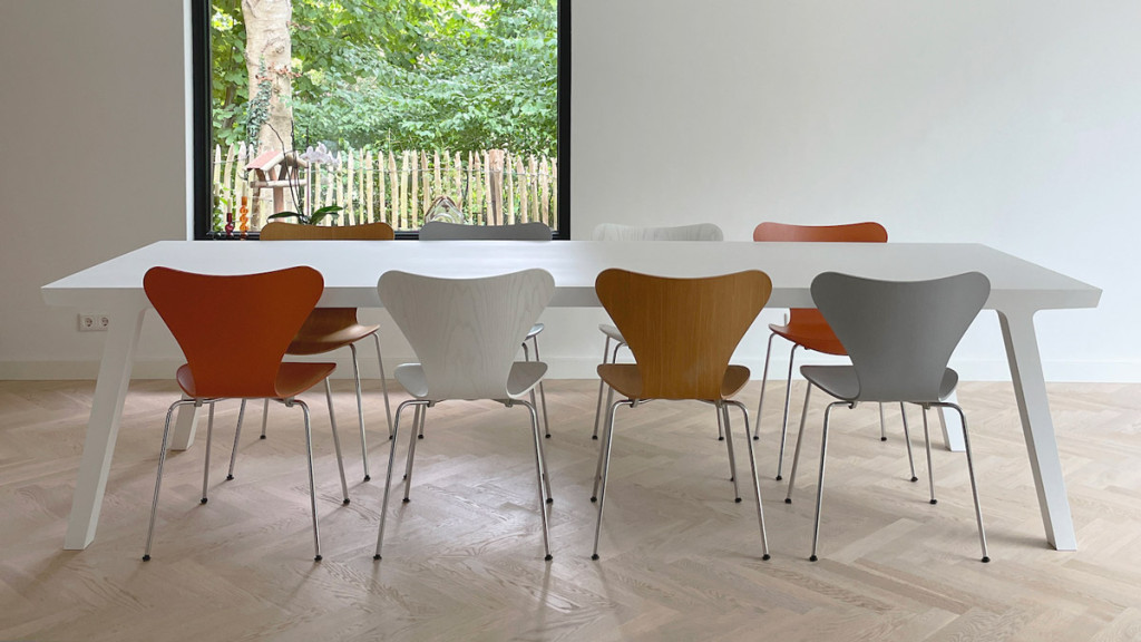 Witte eettafel met gekleurde stoelen